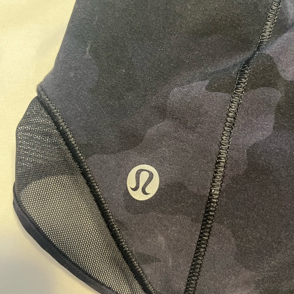 Lululemon Camo hotty hot low rise 2.5 Shorts - Picture 3 of 4